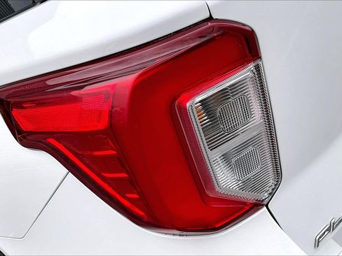 Used 2020 Ford Explorer Platinum w/ Premium Technology Package image 30