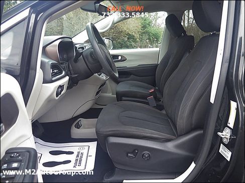 Used 2017 Chrysler Pacifica Touring image 9