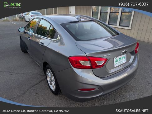Used 2018 Chevrolet Cruze LT FWD image 10