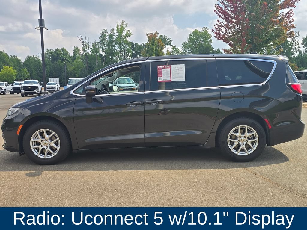 Used 2023 Chrysler Pacifica Touring-L FWD image 4
