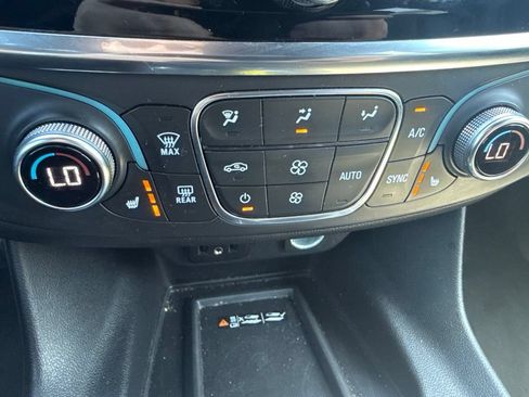 Used 2023 Chevrolet Traverse LT w/ Rear Camera Mirror Package AWD/4WD image 27