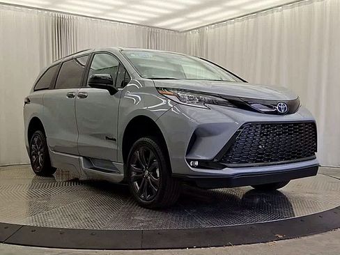 Used 2025 Toyota Sienna XSE w/ XSE Plus Package FWD image 7