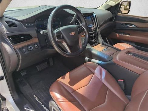 Used 2018 Cadillac Escalade Luxury AWD/4WD image 8