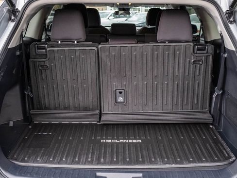 Used 2021 Toyota Highlander LE image 30