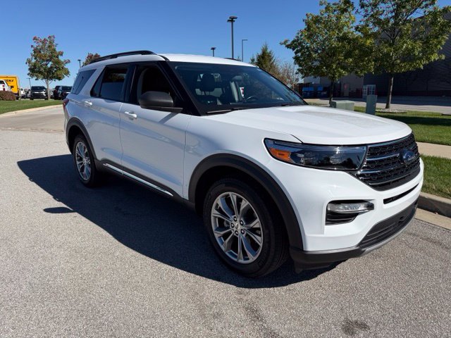 Used 2021 Ford Explorer XLT w/ Equipment Group 202A AWD/4WD image 2
