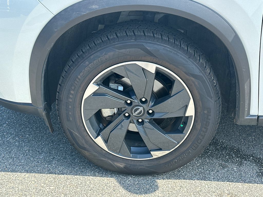 Used 2025 Nissan Rogue SV FWD image 11