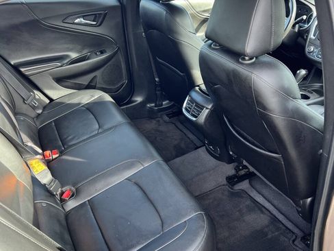 Used 2018 Chevrolet Malibu LT w/ Leather Package FWD image 7