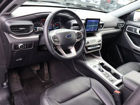 Used 2022 Ford Explorer XLT w/ Equipment Group 202A image 5