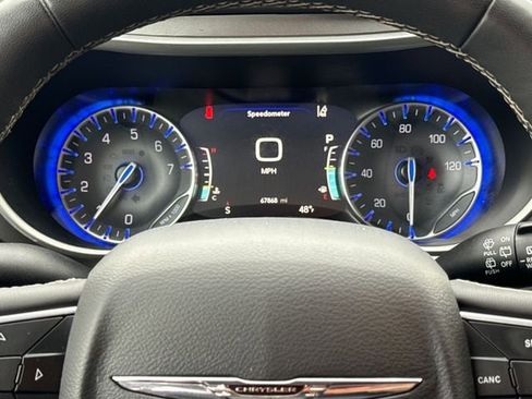 Used 2023 Chrysler Pacifica Touring-L image 18