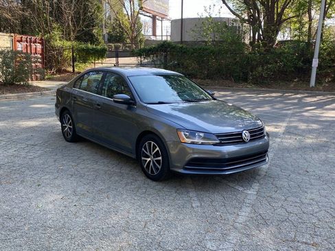 Used 2017 Volkswagen Jetta SE image 3
