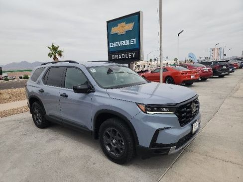 Used 2025 Honda Pilot TrailSport image 1