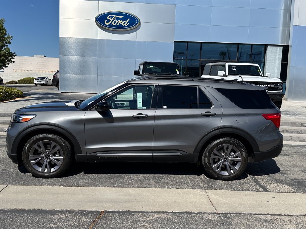 Used 2023 Ford Explorer XLT w/ Equipment Group 202A RWD image 3