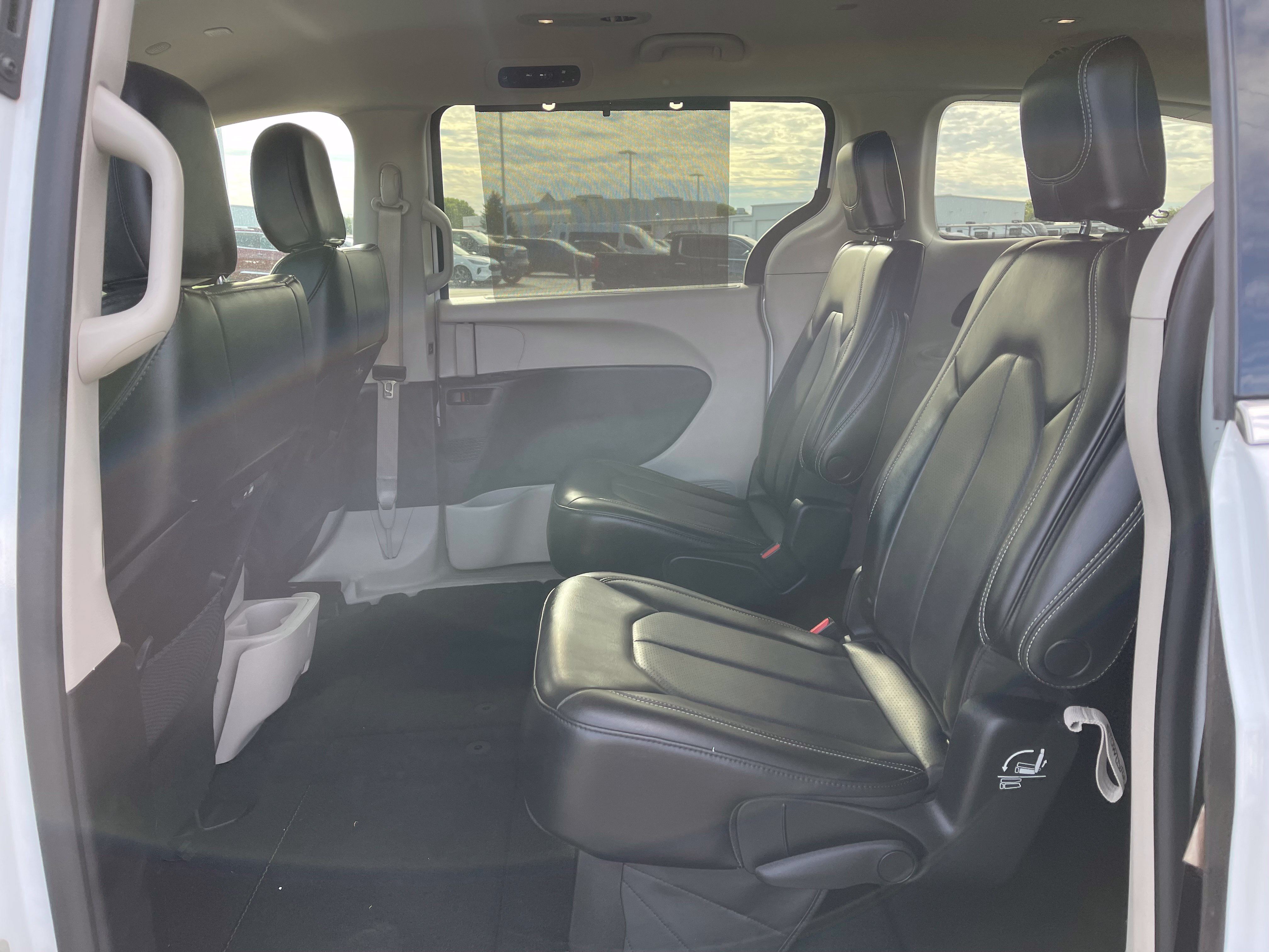 Used 2023 Chrysler Pacifica Touring-L FWD image 14