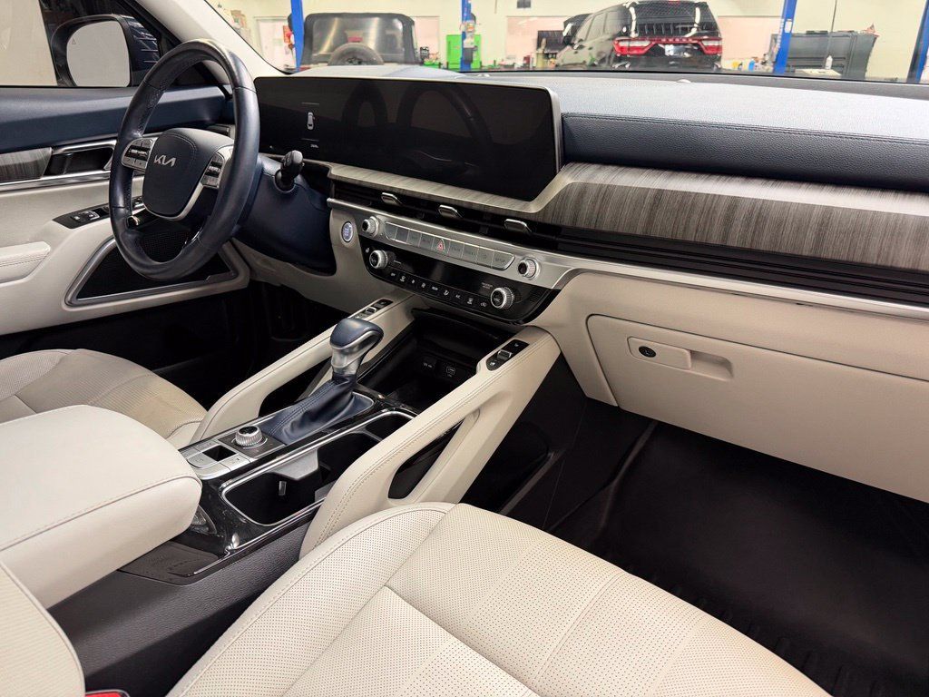 Used 2023 Kia Telluride EX w/ EX Captain's Chair Package AWD/4WD image 11