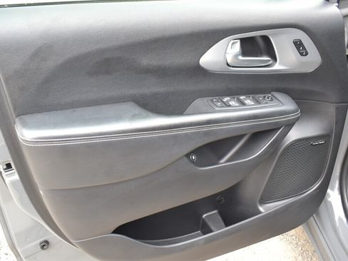 Used 2020 Chrysler Pacifica Limited w/ S Appearance Package FWD image 16