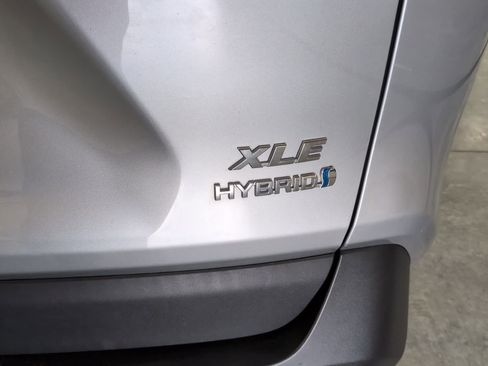 Used 2020 Toyota RAV4 XLE w/ XLE Grade Weather Package image 5