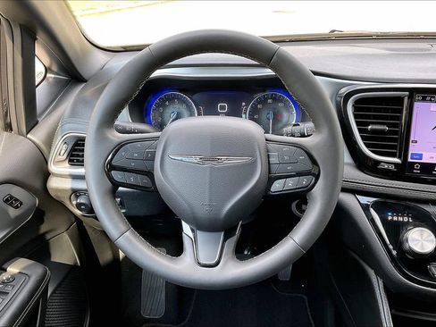 Used 2025 Chrysler Pacifica Limited FWD image 9