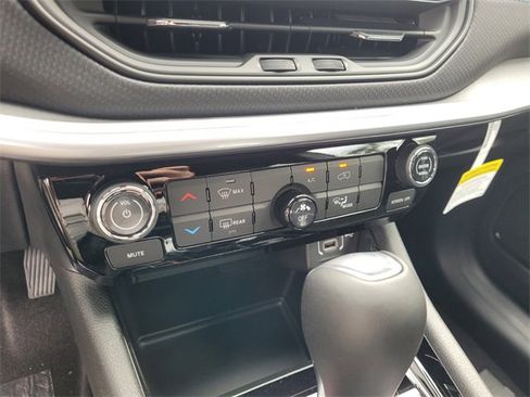 New 2026 Jeep Compass Latitude image 25