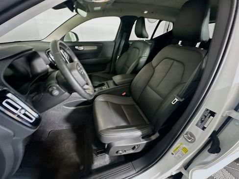 Used 2025 Volvo XC40 B5 Core image 13