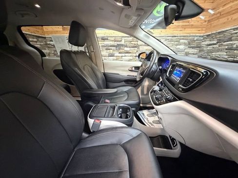 Used 2018 Chrysler Pacifica Touring-L FWD image 17