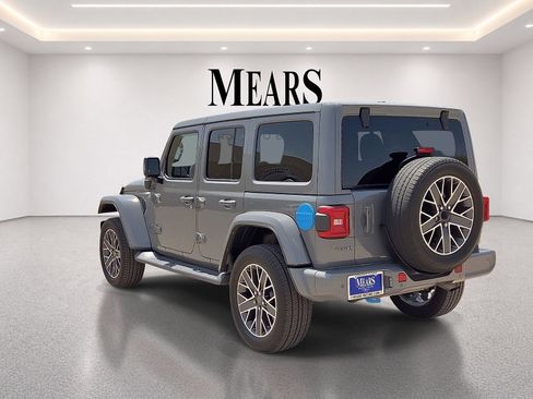 Used 2023 Jeep Wrangler Unlimited Sahara AWD/4WD image 3