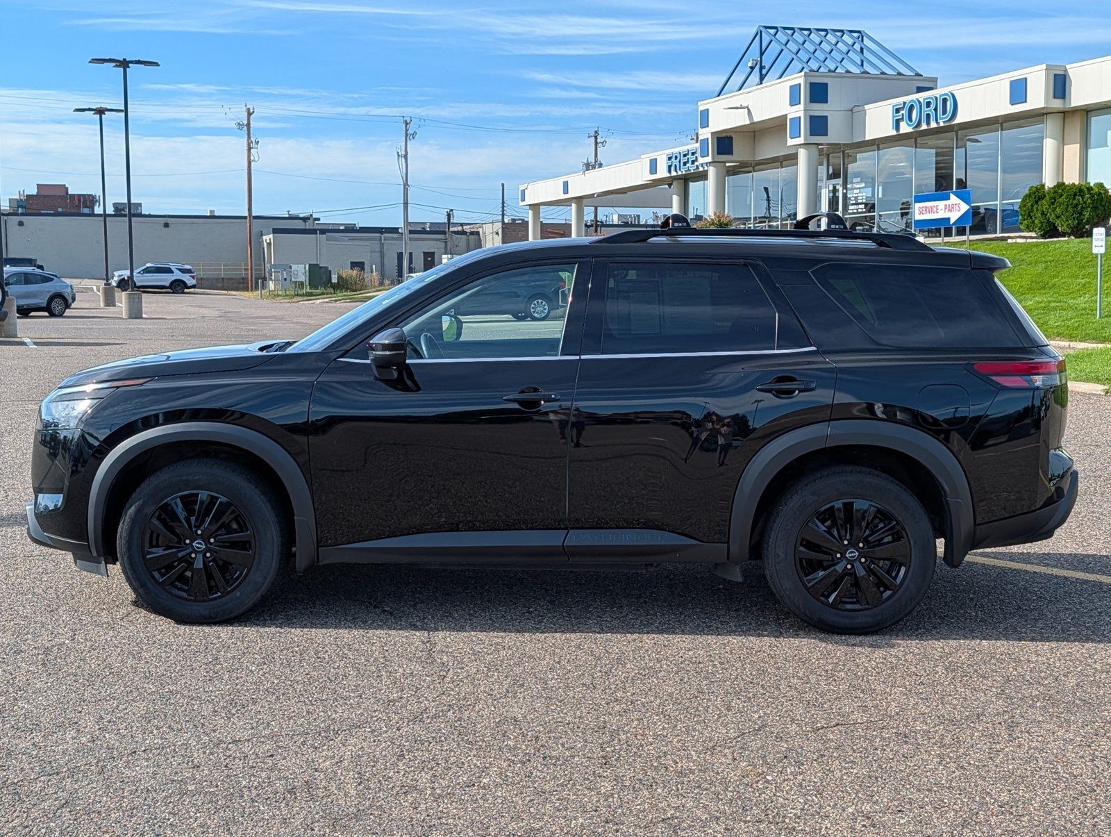 Used 2023 Nissan Pathfinder SV w/ Black Appearance Package AWD/4WD image 2