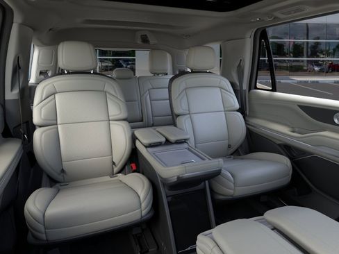 New 2026 Lincoln Navigator Reserve w/ Jet Appearance Package AWD/4WD image 11