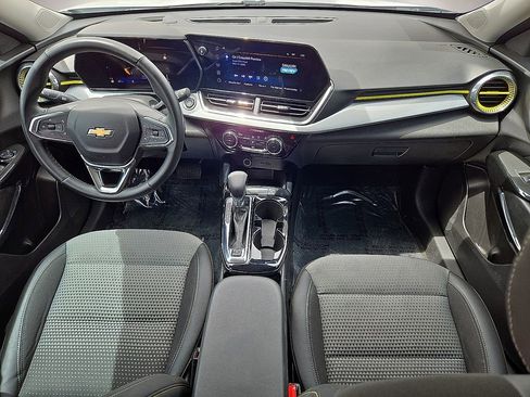 Used 2025 Chevrolet Trax LT w/ Driver Confidence Package FWD image 17