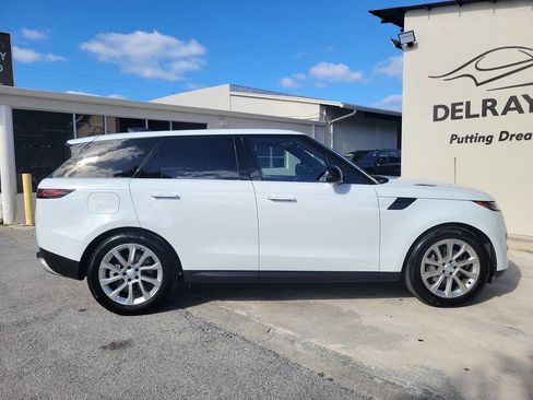 Used 2025 Land Rover Range Rover Sport SE image 4