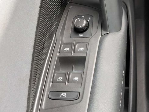 Certified 2025 Volkswagen Tiguan SE FWD image 25