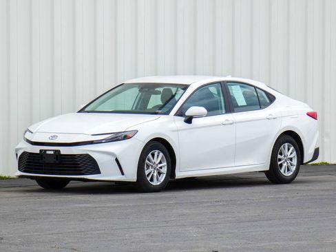 Used 2025 Toyota Camry LE image 14