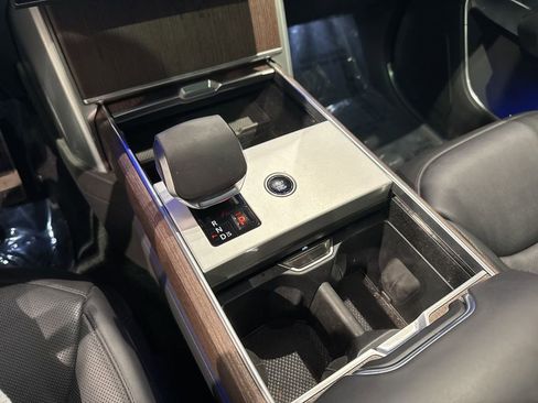 Used 2025 Land Rover Range Rover Long Wheelbase SE image 17