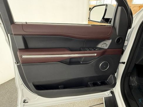 Used 2023 Ford Expedition Limited image 8