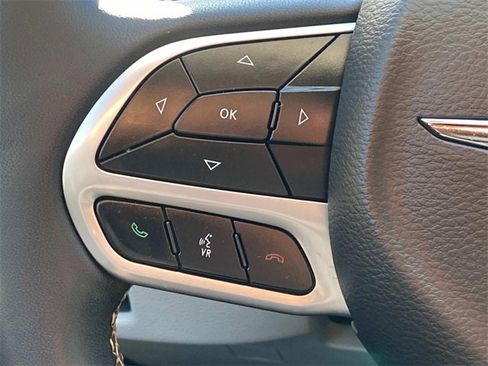 Used 2022 Chrysler Pacifica Touring-L image 16