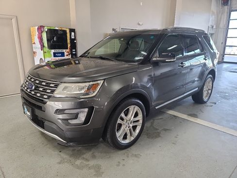 Used 2016 Ford Explorer XLT w/ Equipment Group 202A AWD/4WD image 2