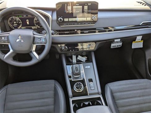 New 2025 Mitsubishi Outlander SE image 23