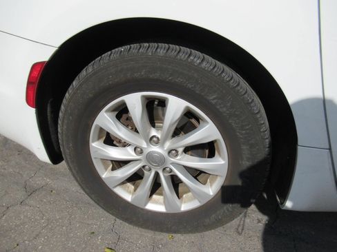 Used 2019 Chrysler Pacifica Touring-L FWD image 5