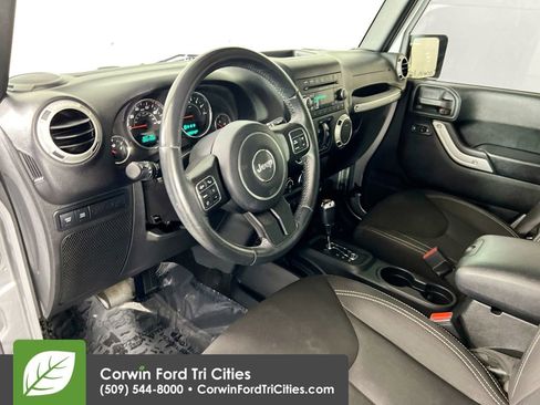 Used 2016 Jeep Wrangler Unlimited Rubicon w/ Connectivity Group image 3