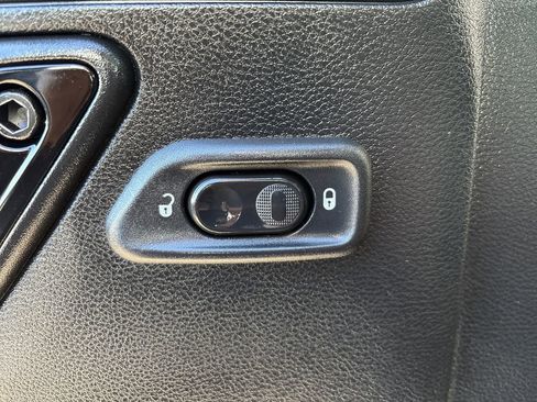 Used 2017 Jeep Wrangler Unlimited Sahara image 10