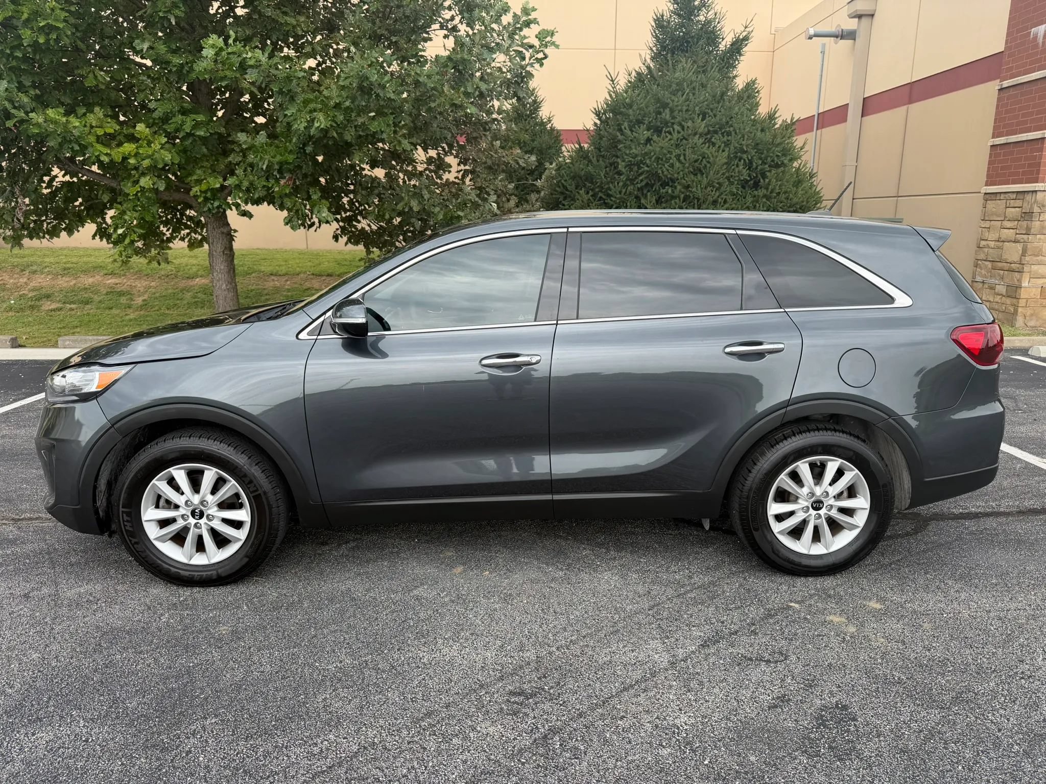 Used 2020 Kia Sorento LX FWD image 2