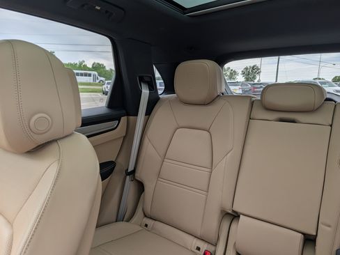 Used 2023 Porsche Cayenne S Platinum AWD/4WD image 12