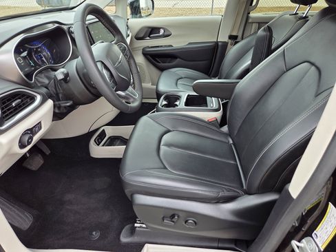 Certified 2024 Chrysler Pacifica Touring-L image 5