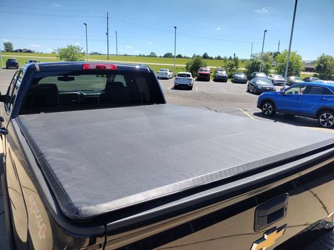 Used 2017 Chevrolet Silverado 1500 LT AWD/4WD image 10