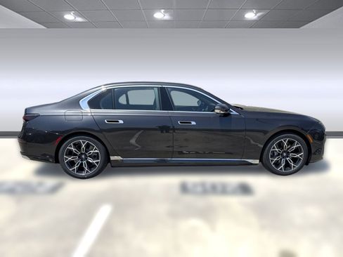 Used 2025 BMW i7 eDrive50 w/ Premium Package image 7