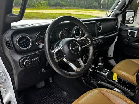 Used 2019 Jeep Wrangler Unlimited Sahara image 11