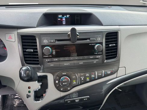 Used 2013 Toyota Sienna SE image 17