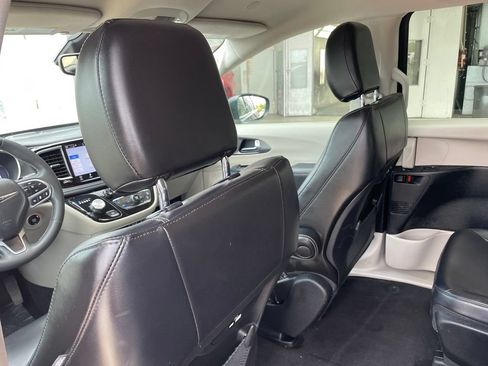 Used 2023 Chrysler Pacifica Touring-L FWD image 28
