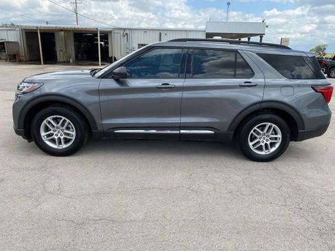 Used 2025 Ford Explorer Active w/ Active Comfort Package RWD image 3