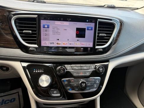 Used 2024 Chrysler Pacifica Limited FWD image 13
