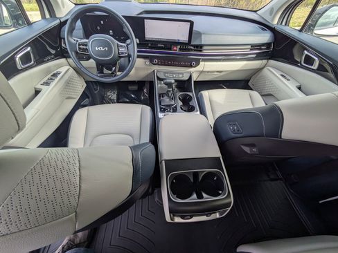 Used 2025 Kia Carnival SX Prestige image 24